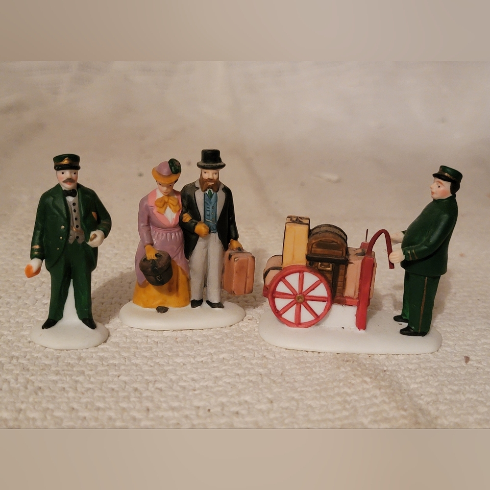 Department 56 Heritage Village - Holiday Travelers